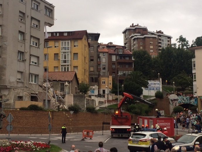 Edificio siniestrado con el local en obras en uno de sus bajos