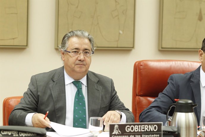 Juan Ignacio Zoido comparece para informar de la política migratoria