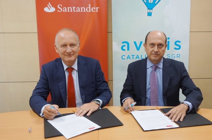Firma del acuerdo entre Banco Santander y Avalis