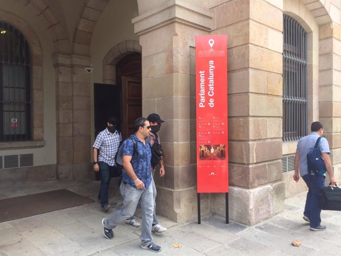 La Guardia Civil sale del Parlament tras requerir información de Germà Gordó