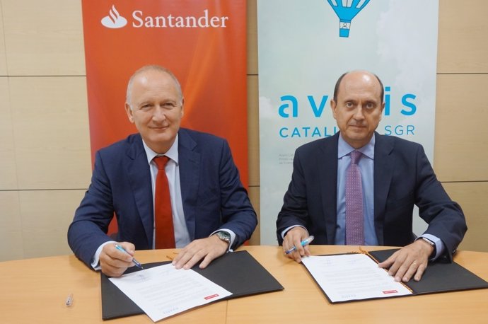 Luis Herrero Borque y Josep Lores firmando el convenio de colaboración