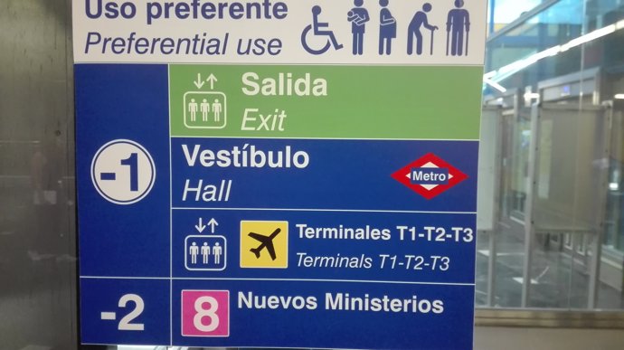 Cartelería bilingüe en Metro de Madrid