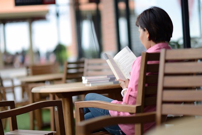 Una mujer leyendo