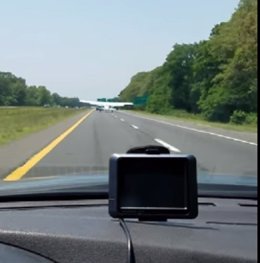 Una avioneta hace un aterrizaje de emergencia en una autopista de Long Island
