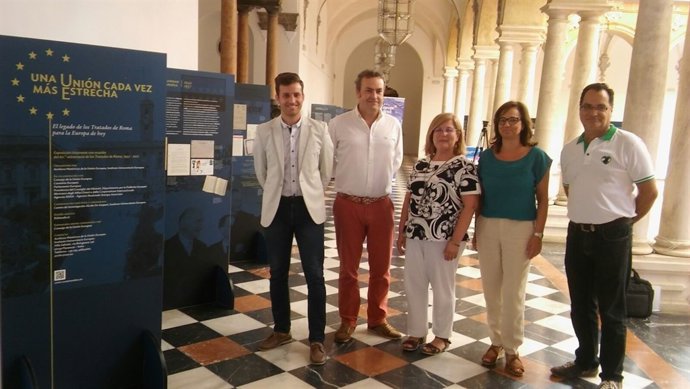 Torralbo (izda.) visita la exposición