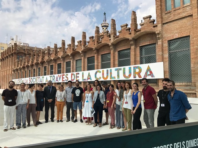 Foto de família davant el mural de Boa Mistura