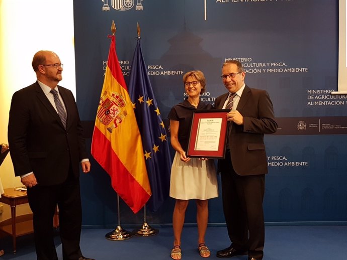 García Tejerina entrega las certificaciones de Aenor a la flota atunera 