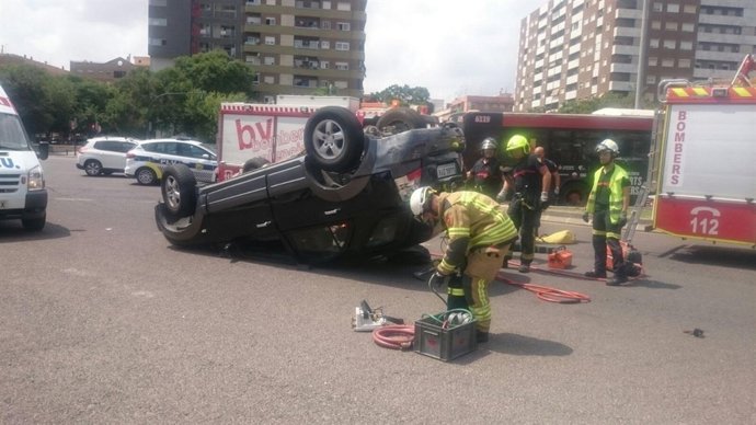 Coche volcado tras un accidente con un autobús de la EMT