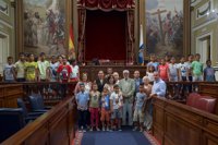 El Parlamento de Canarias abre sus puertas a los niños saharauis del programa 'Vacaciones en paz'