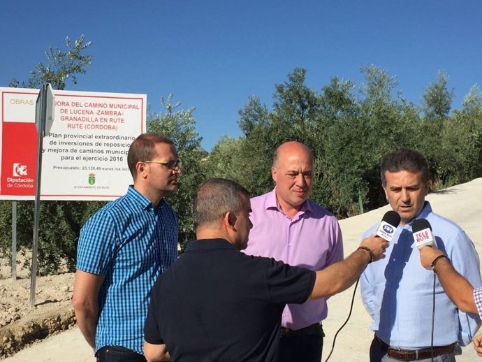 Sánchez (dcha.), junto a Ruiz, durante su visita a Rute