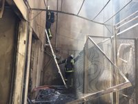 Extinguido un incendio en el patio interior de un bloque de viviendas de Pinto que ha hecho "efecto chimenea"
