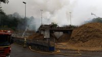 Bomberos de la Diputación Foral de Bizkaia continúan trabajando en la extinción de un incendio en Arrigorriaga