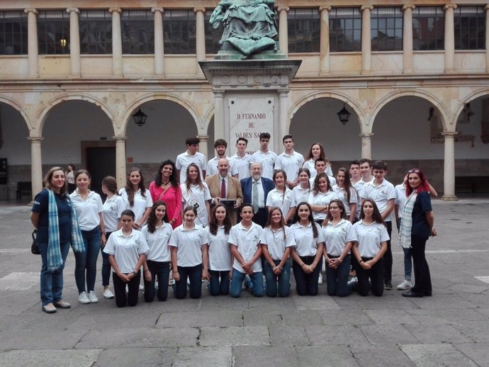 Jóvenes mexicanos, descendientes de asturianos, visitan la Universidad. 