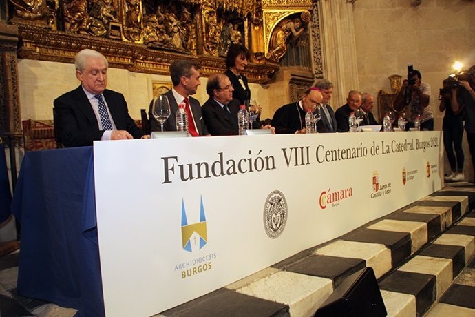 Burgos: Mesa del VIII Centenario de la Catedral