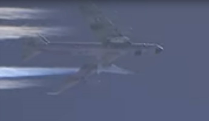 El X-43A se desprende de la panza del B52 antes de encender su propulsor