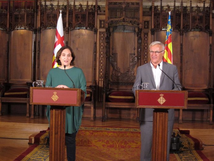La alcaldesa de Barcelona, Ada Colau, y el de Valencia, Joan Ribó