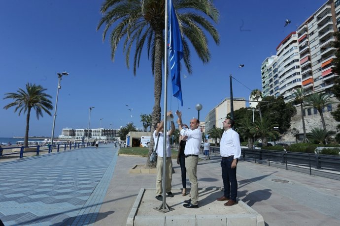 El alcalde y los ediles izando la bandera azul