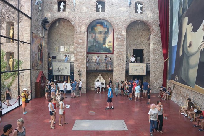 Interior del Teatre-Museu Dalí al costat de la làpida de Salvador Dalí