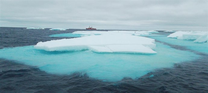 Hielo marino, nubes y el BIO Hespérides cerca de las Islas Orcadas del Sur