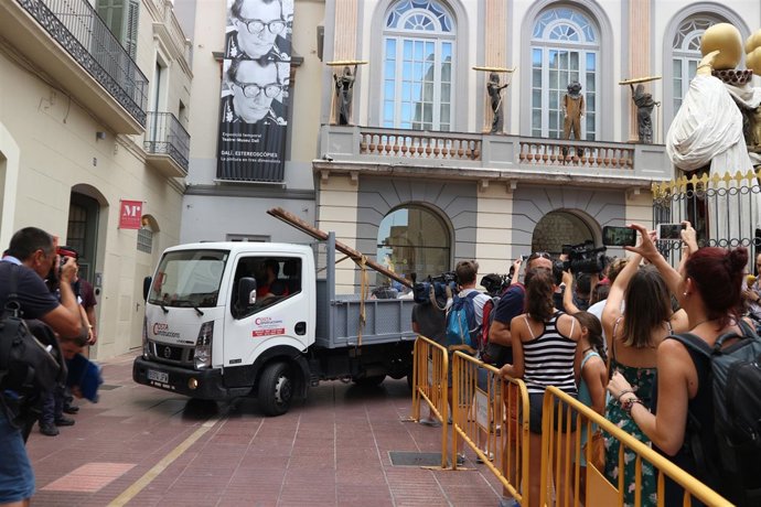 Arriben els tècnics per desenterrar les restes mortals de Dalí