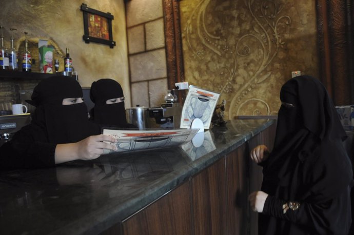 Mujeres saudíes trabajando en una cafetería