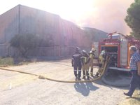 Sigue activo el incendio de la empresa de forrajes de Tauste (Zaragoza)