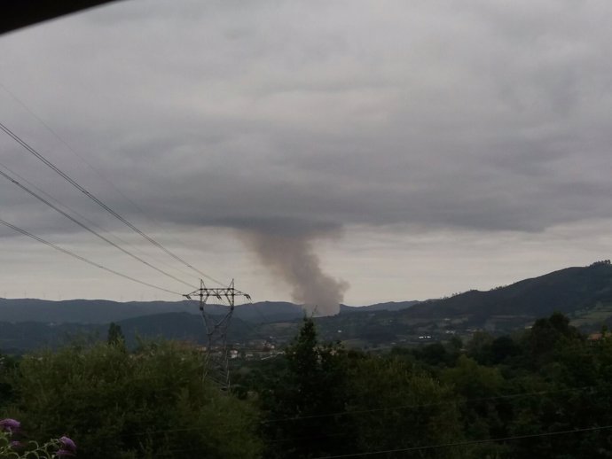 Columna de humo del incendio de Las Regueras, vista desde Oviedo. 