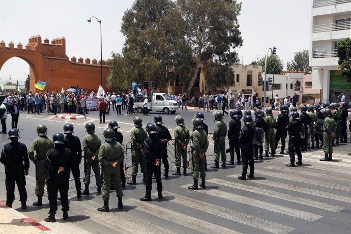 La Policía marroquí controla a un grupo de manifestantes.