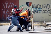 Un muerto por los disturbios en Caracas durante la jornada opositora de "paro cívico"