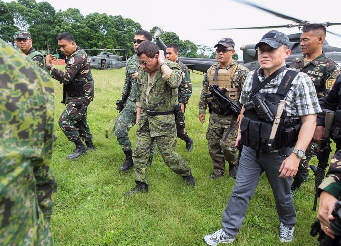 El presidente de Filipinas, Rodrigo Duterte, visita a las tropas en Marawi
