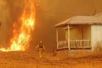 Ascienden a 5.000 los evacuados a causa de los incendios en California, que han destruido 45 viviendas