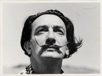 El bigote de Salvador Dalí conservaba su "clásica postura de las 10 y 10"