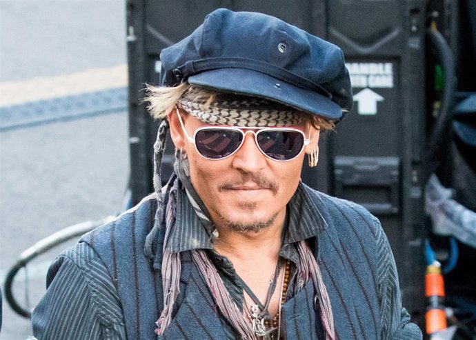 Johnny Depp gastó 7.000 dólares en un sillón de las Kardashian para su hija