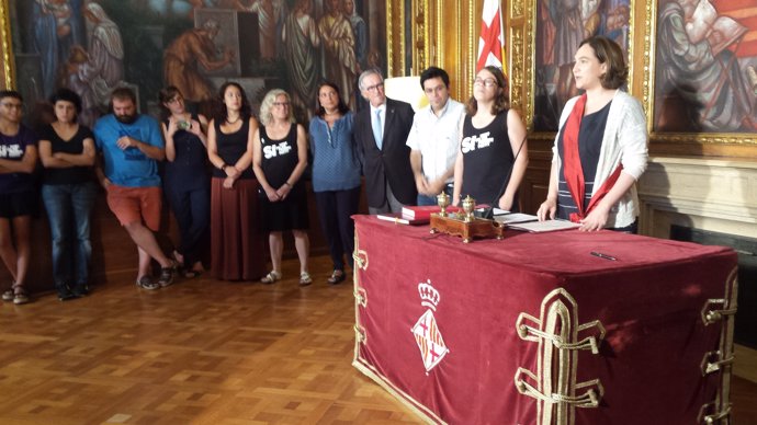Eulàlia Reguant prenent possessió del càrrec amb l'alcaldessa  Ada Colau