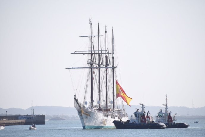 El buque Juan Sebastián Elcano entrando en el puerto de Cádiz