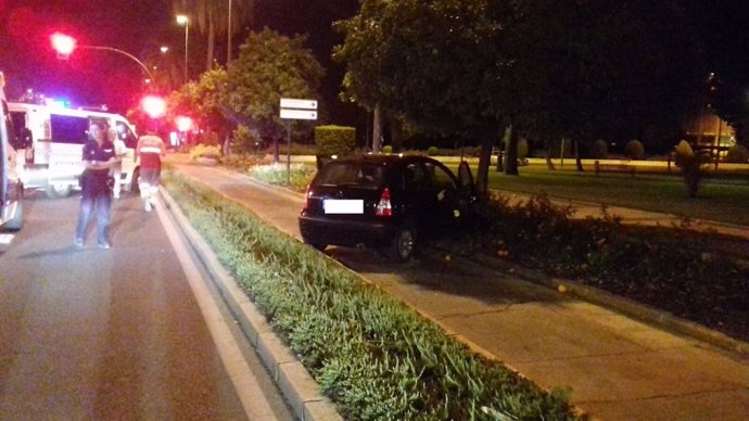 Coche siniestrado en la avenida Conde Vallellano