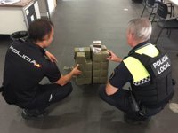 Hallan un fardo de 30 kilos de hachís flotando en la orilla de la playa de San Juan de Alicante