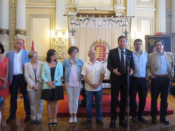 Alcalde y concejales dando la bienvenida                             