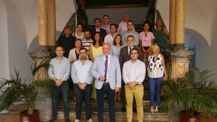 Antonio Ruiz (centro), junto a alcaldes de la provinica de Córdoba