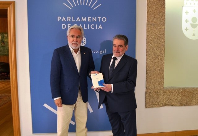 Entrega de la memoria de Contas al presidente del Parlamento