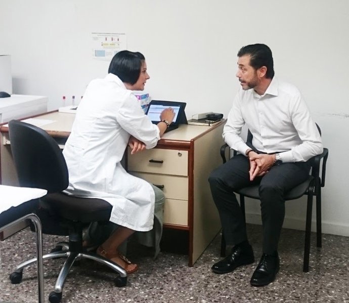 Visita médica de un voluntario para estudiar el corazón 