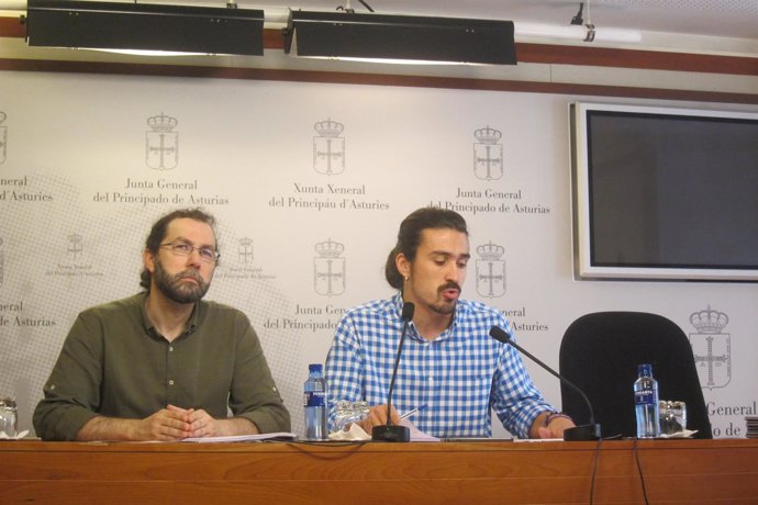León (izquierda), junto con Andrés Ron, durante una rueda de prensa. 