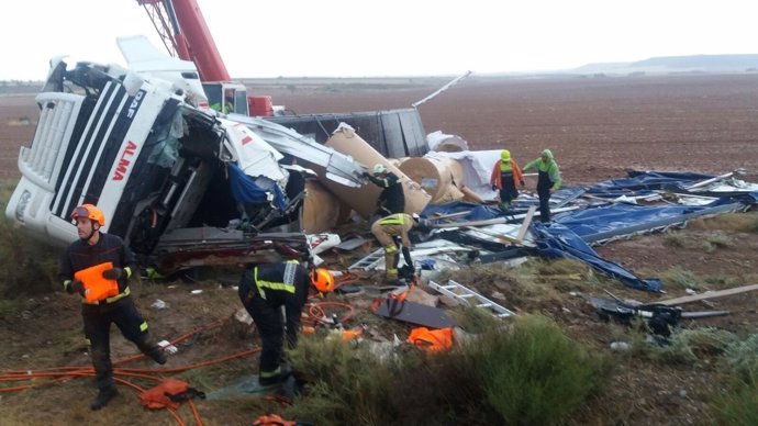 Herido un camionero al salirse de la vía su vehículo, en la N-II, en Fraga