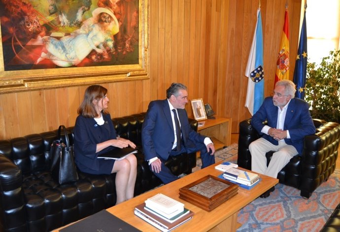 Contas entrega la memoria de 2016 en el Parlamento