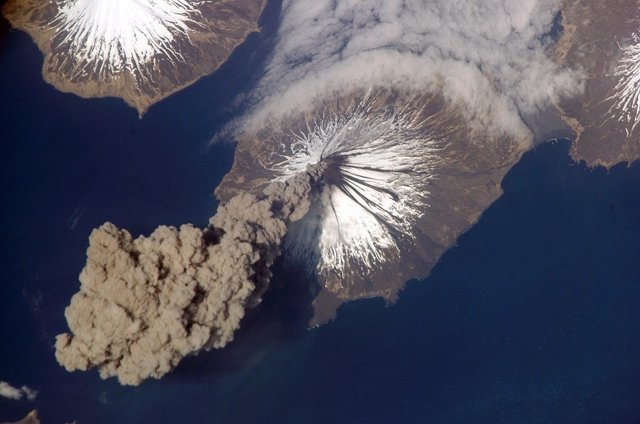 Volcán Cleveland en las Islas Aleutianas