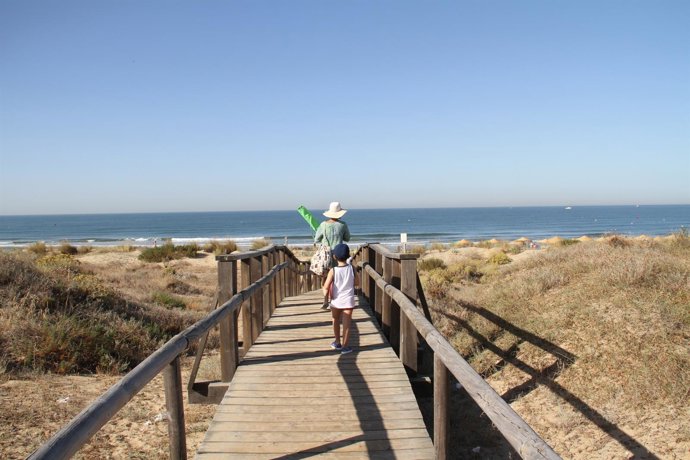 Acceso a playa de Punta Umbría, en Huelva.
