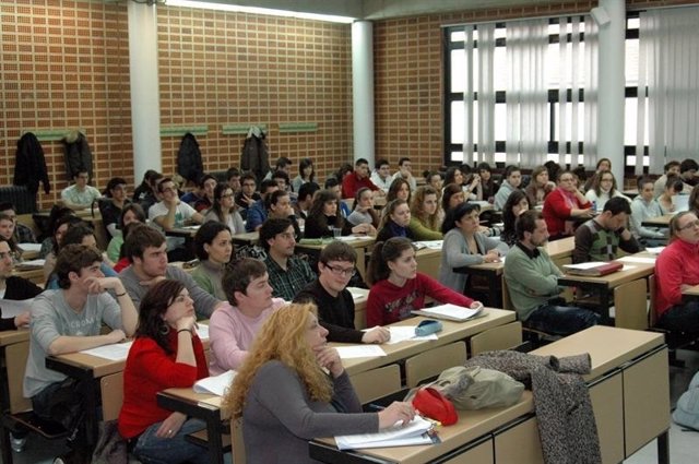Alumnos En Clase En La Universidad 