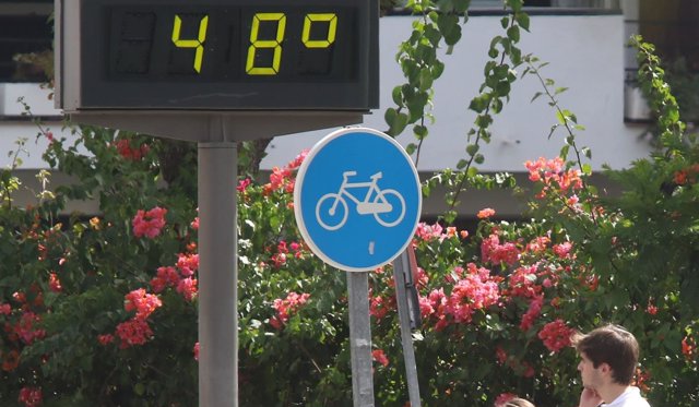Termómetro con altas temperaturas durante la ola de calor en Sevilla