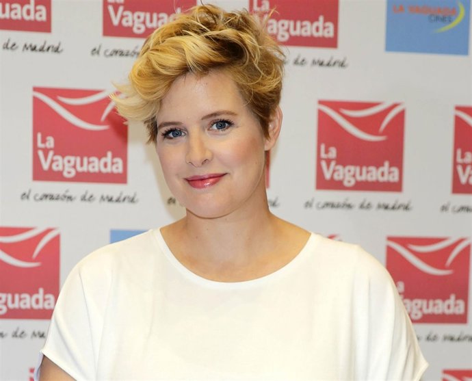 Tania Llasera posando