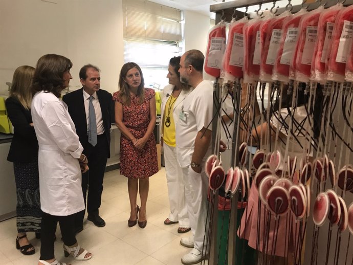 Álvarez (centro) visita el Centro de Transfusión Sanguínea